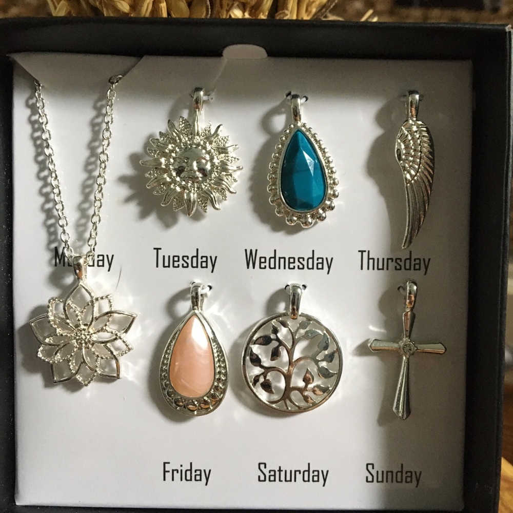 Avon Daily Charm Necklace Set